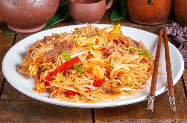 996. VERMICELLES DE RIZ SAUTES FACON XIAMEN (PORC,CREVETTES ET LEGUMES)