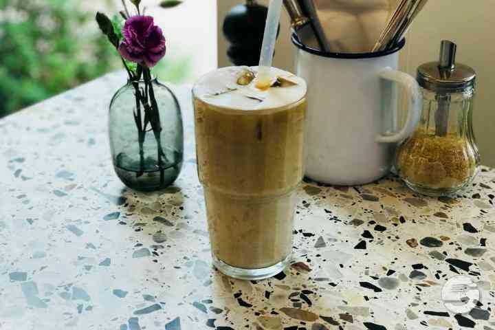 Iced café latte